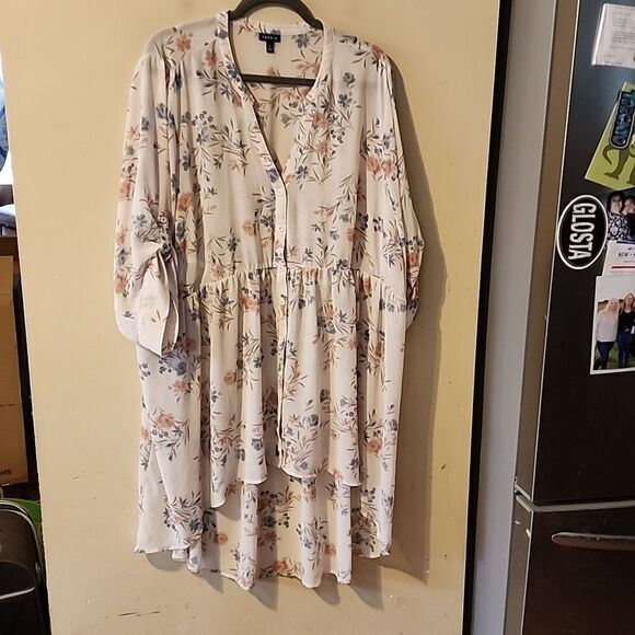 Torrid high low top size 4 - Picture 1 of 6